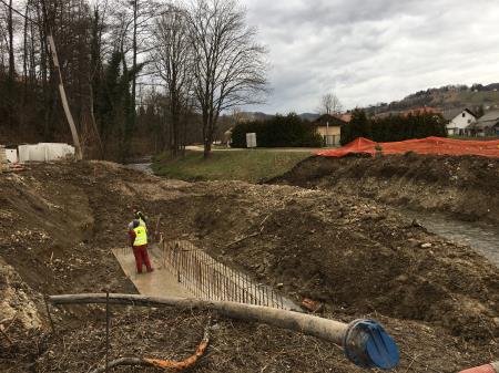 Priprava temeljev za prvi steber mostu čez Bistrico