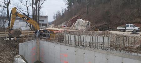 Pogled z levega brega Bistrice proti OPC Šentrupert.