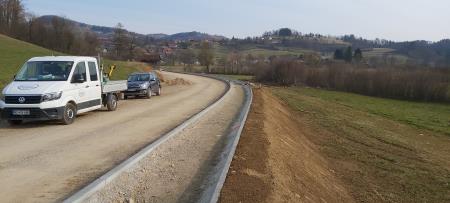 JP Farovški hrib s pločnikom je pripravljena na utrditev in asfaltacijo
